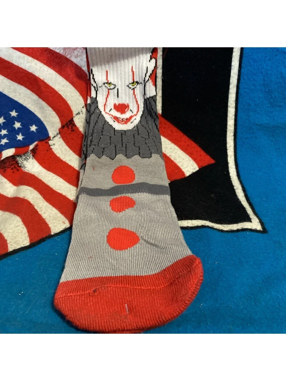 New Pair Of Adult Socks Sz 6-12 IT Clown Pennywise